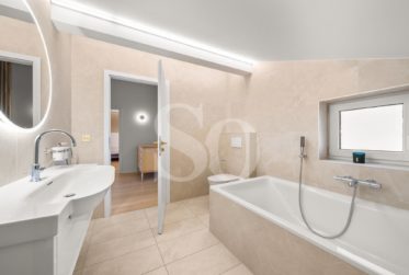 Exclusivité: Villa Rénovée avec Vue Lac