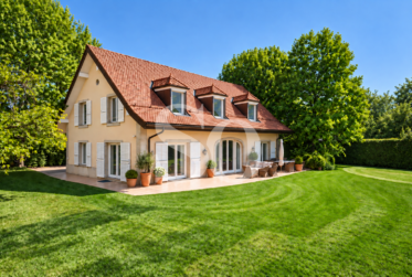 Exclusivité: Élégante villa familiale sur une vaste parcelle à quelques pas du lac