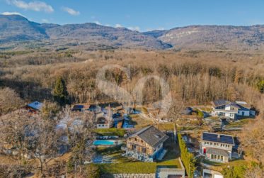 Exclusivité: Villa Rénovée avec Vue Lac
