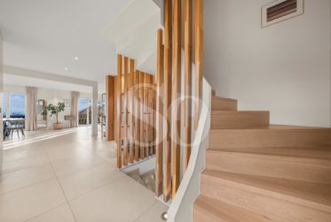 Exclusivité: Villa Rénovée avec Vue Lac