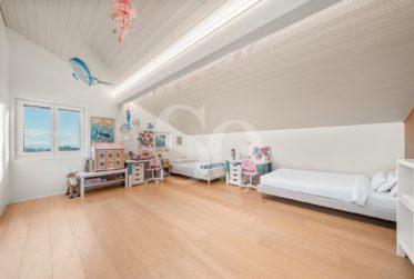 Exclusivité: Villa Rénovée avec Vue Lac