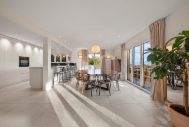 Exclusivité: Villa Rénovée avec Vue Lac