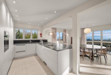 Exclusivité: Villa Rénovée avec Vue Lac