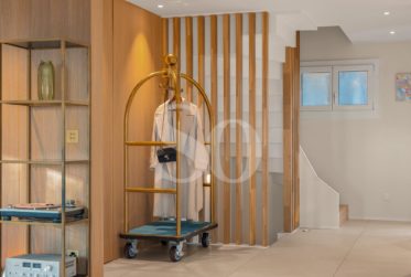 Exclusivité: Villa Rénovée avec Vue Lac