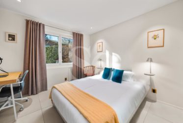 Exclusivité: Villa Rénovée avec Vue Lac