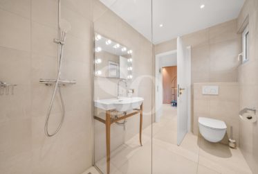 Exclusivité: Villa Rénovée avec Vue Lac